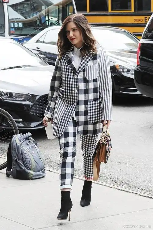 黑白格子裤搭配什么上衣?