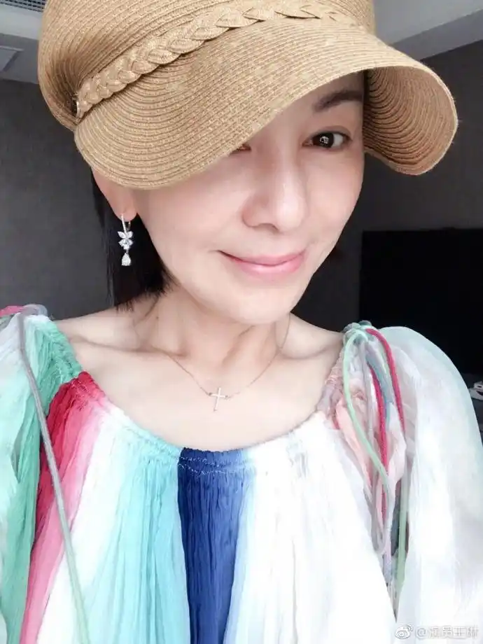 雪姨王琳素颜健身 长腿马甲线惹眼