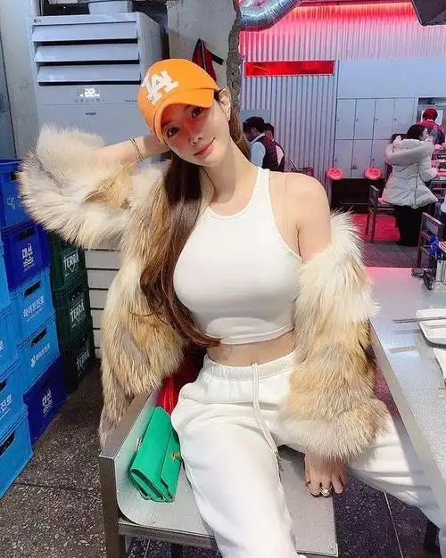 d罩杯宅男女神健身甩掉骨感纤细塑造性感妖艳身材后爆红