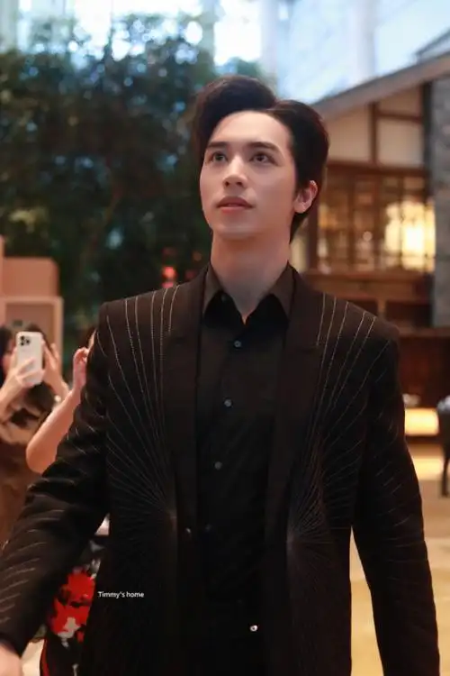 许魏洲超话xwz#许魏洲综艺童话#惊鸿一瞥,乱入我心@许魏洲zz#许魏洲金