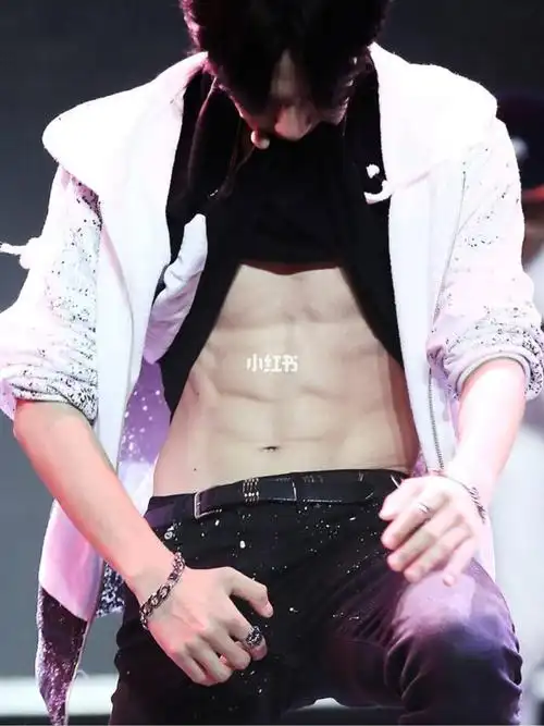 看看王一博这个男人口中的一块腹肌