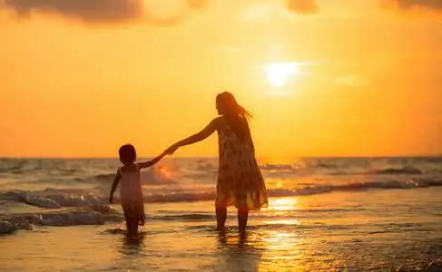 妈妈的女儿海滩图片