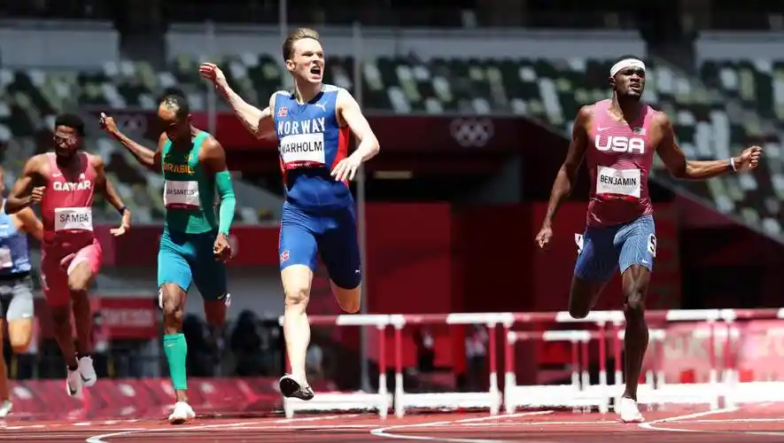 奥运男子400米栏决赛挪威名将卡斯腾沃霍姆刷新世界纪录夺冠