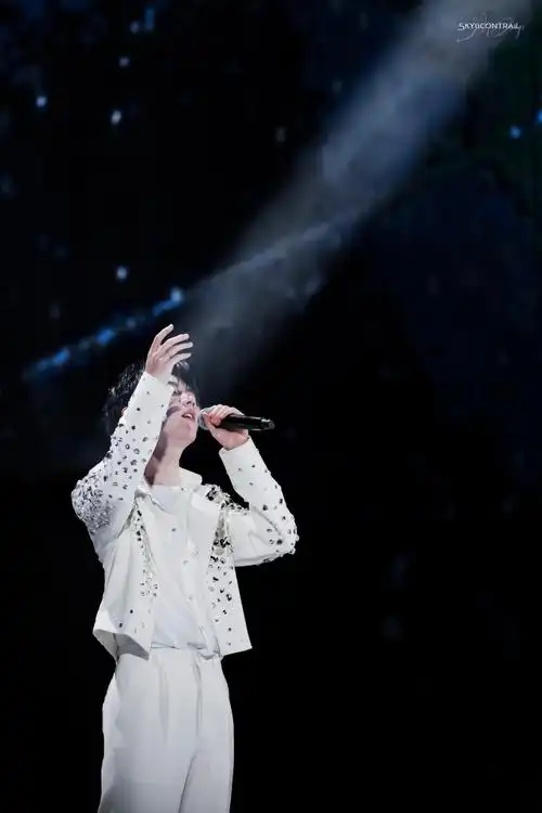 海口理想之途演唱会」属于舞台95@时代少年团队长-马嘉祺(p1-p9唱歌