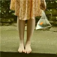 赤脚意境女生头像光着脚踏在水中踩在草坪上