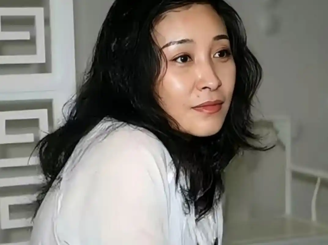 那辛看起来更有女人味儿,有一种柔美的感觉!