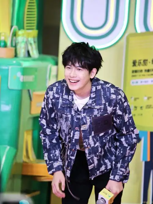 胡先煦上海环球港爱乐甜代言活动