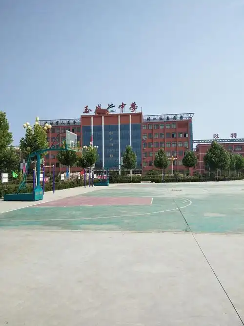 美丽的李屯新村玉成中学校园景色好美呀