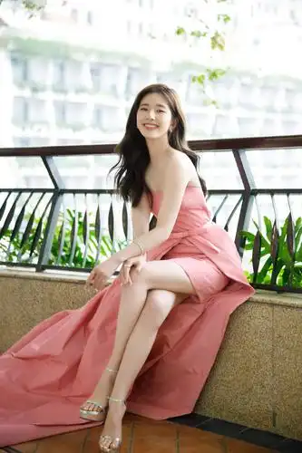 "初恋女孩"赵露思,穿粉色抹胸短裙配银色高跟鞋,性感不失甜美_手机搜