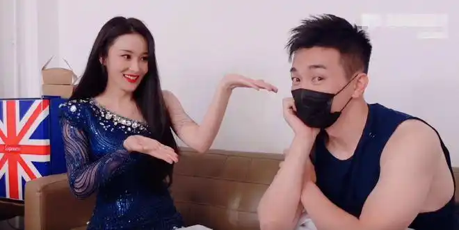 张予曦老公探班送甜品,夫妻当众打情骂俏秀恩爱,两人互动引人羡