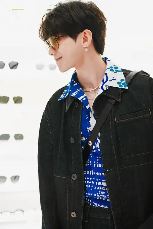 翩翩贵公子蔡徐坤花衬衣搭配牛仔外套这颜值太绝了