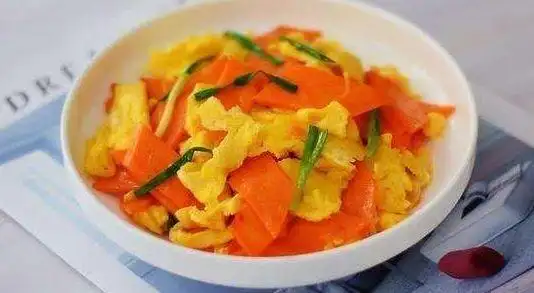 用料:胡萝卜1根,鸡蛋3个,虾皮20克