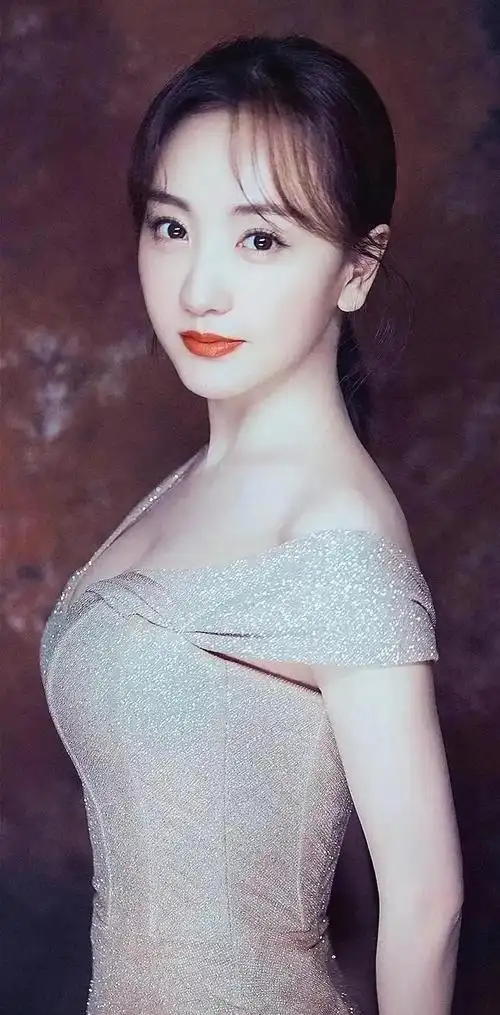 温婉秀雅的杨蓉,优雅迷人,精致优雅的写真照!_高清图集_新浪网