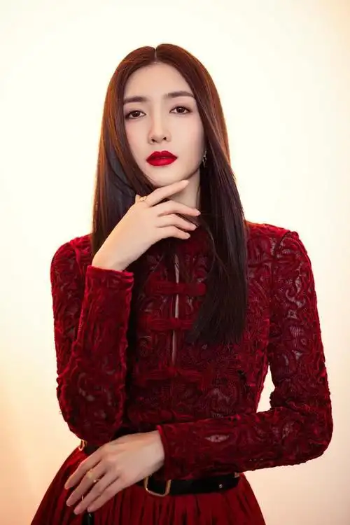 江疏影的中国红穿搭,展现出精致贵气的高级感,不愧是宅男女神|发型