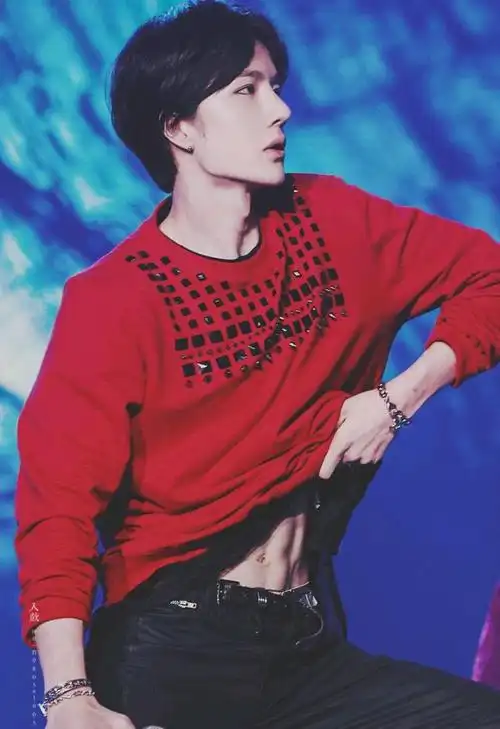 王一博:一到成年深似海,从此腹肌是路人!长大了不让看