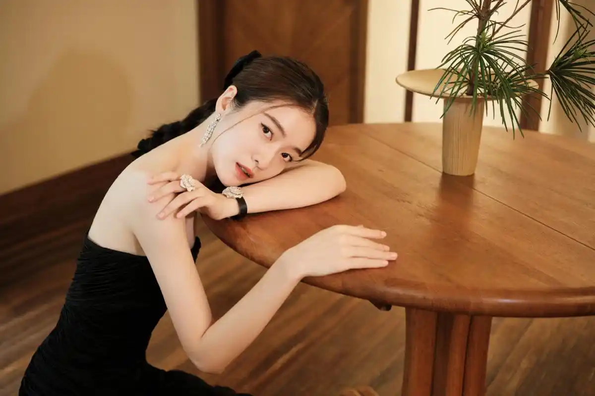 张雪迎黑色抹胸礼服裙,极简雅黑,转身倩影千般韵味,凝眸远眺尽是柔情