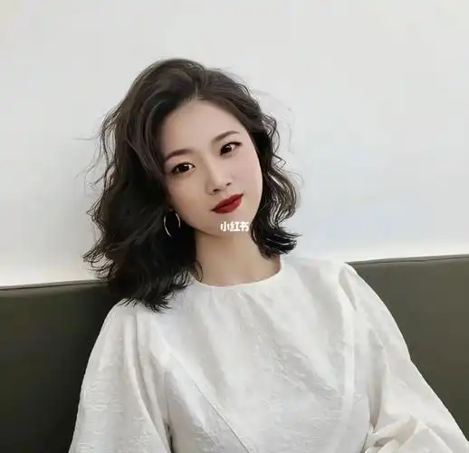 不挑脸型的齐肩法式烫短发尴尬救星