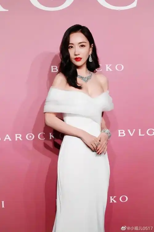 39岁美女杨蓉身材凹凸有致!大秀娇嫩雪肤性感小蛮腰