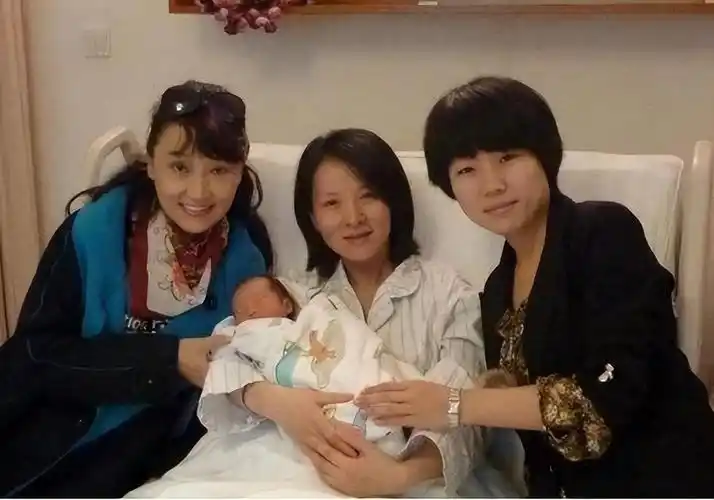 师小红更是赶忙来到妻子身边,感谢妻子的辛苦付出.