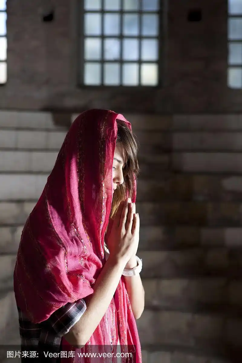 在教堂祈祷的年轻女孩