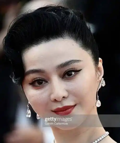 就像是刚做了医美没有恢复好就出来了值得一提的是范冰冰的皮肤也并不