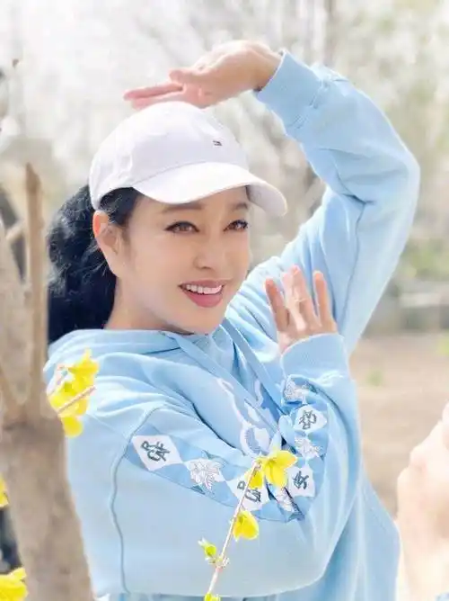 68岁刘晓庆酷夏穿貂皮拍戏,网友怒赞敬业精神,终于放弃演少女了_角色