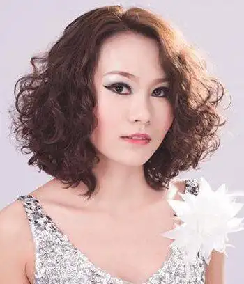 在梳一款时尚减龄的中老年女士短 烫发发型,就能轻