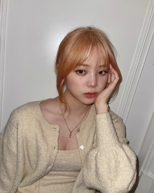 原创金色的欧阳娜娜见过吗?玫瑰金头发搭配米色针织衫,轻熟又童话