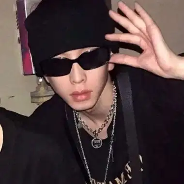 戴墨镜的酷酷的男生好看的魅力头像一转眼秋天变成了故事冬天变成了