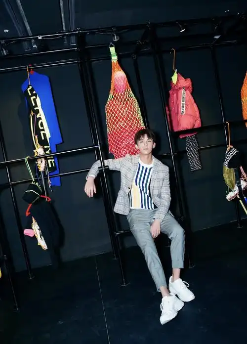 吴磊休闲套装出席品牌活动 自曝开弹幕看《斗破》笑到头掉