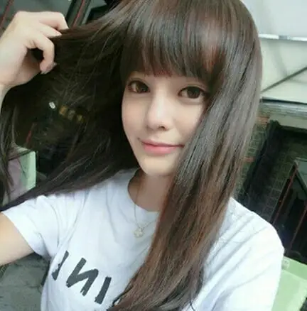 自然齐刘海发型厚重感的齐刘海发型凸显了mm的大眼睛,自然的柔顺发丝
