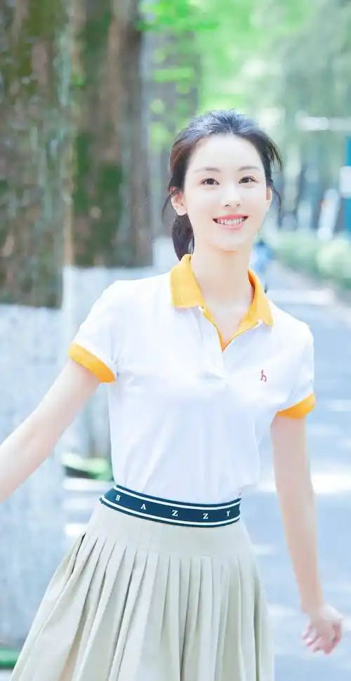 不愧是笑脸女神,陈都灵一身学院风的打扮,非常温柔的南航前辈_文艺