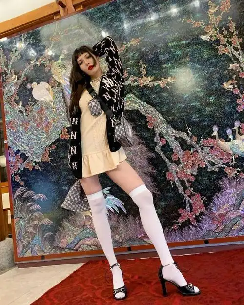 泫雅穿鹅黄色针织裙搭白丝袜 脚踩高跟鞋秀美腿