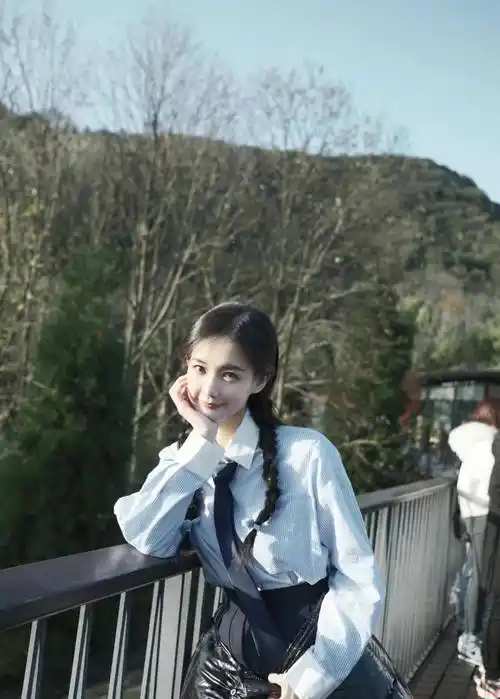 李一桐《无限超越班》学院风长相,双辫子,干净又抗衰老_少女_发型