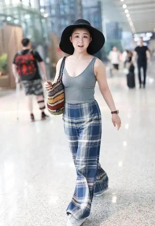 李小萌的肉感身材挺撩人v领吊带配擦地裤饱满曲线难忽视