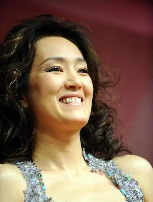 巩俐的颜值扛得住怼脸拍顶着包租婆发型也好美皮肤保养得真好