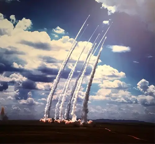 2017年7月,华北某训练场,10枚不同型号的战略导弹,依次发射成功,飞翔