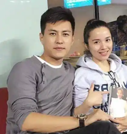 曾因吻戏被富豪抛弃,她如今却被靳东宠,还有"最帅星二代"儿子_李佳