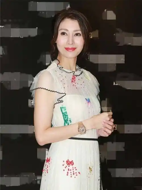 明星们在出席活动时,大多会以裙装出场,在活动当天李嘉欣一身白色长裙