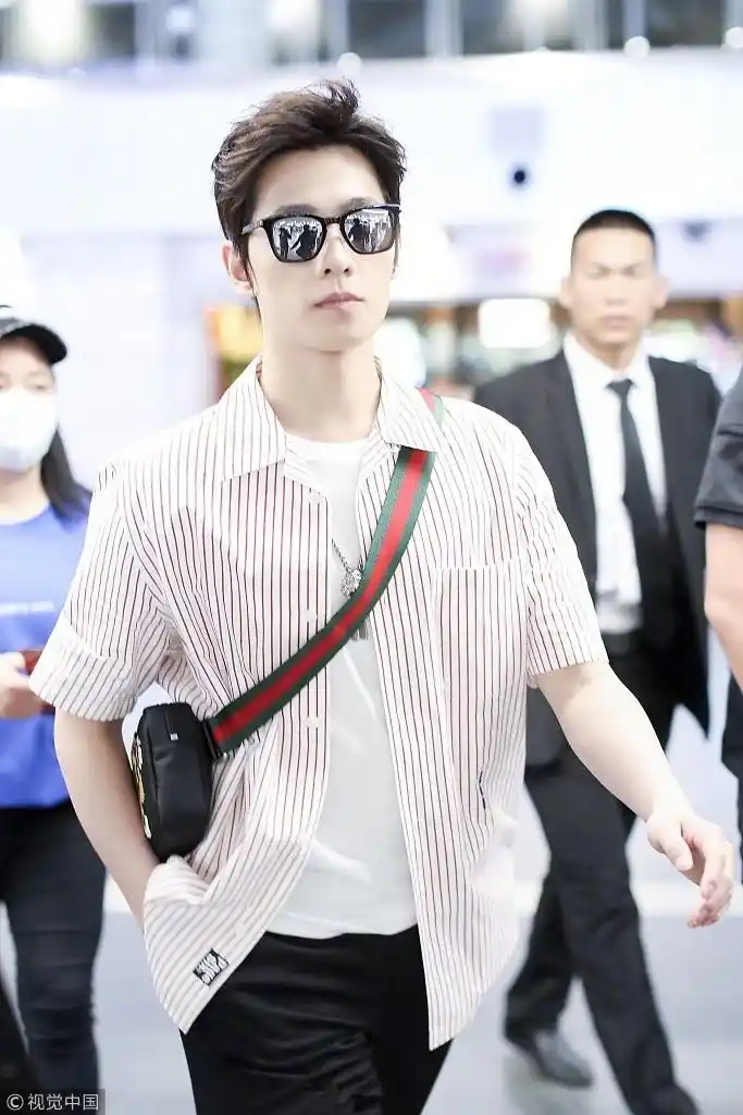 杨洋现身机场,条纹衬衫叠穿白t恤好帅气,网友:有品位的王子!