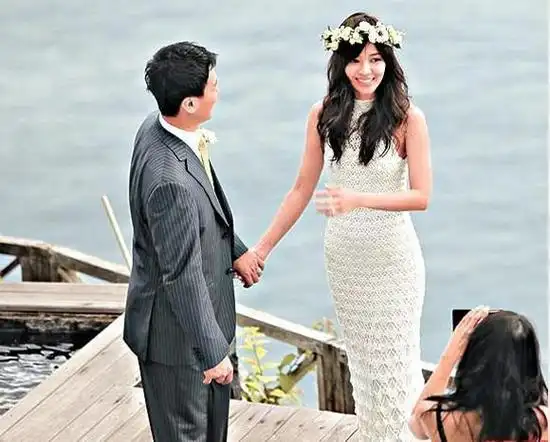 那天,周杰伦用朋友的账号在侯佩岑的发文下留了一条留言.