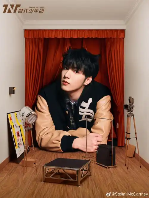 时代少年团-刘耀文身着#stellamccartney2024春季系列#中性风格校队