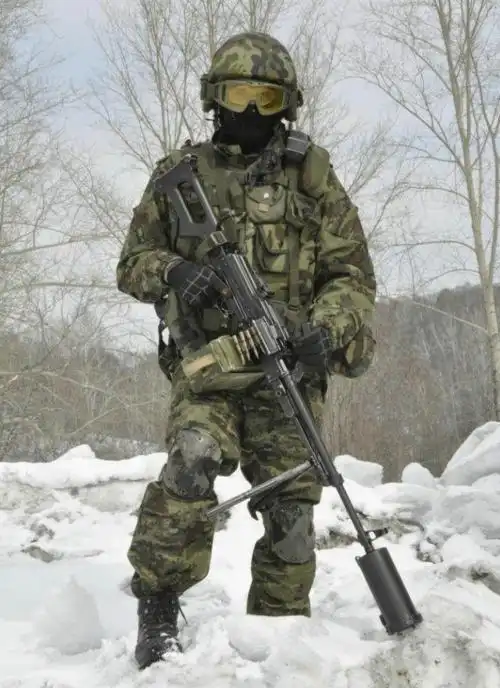 原创俄特种部队装备改型pkm机枪 消声器大得不像话