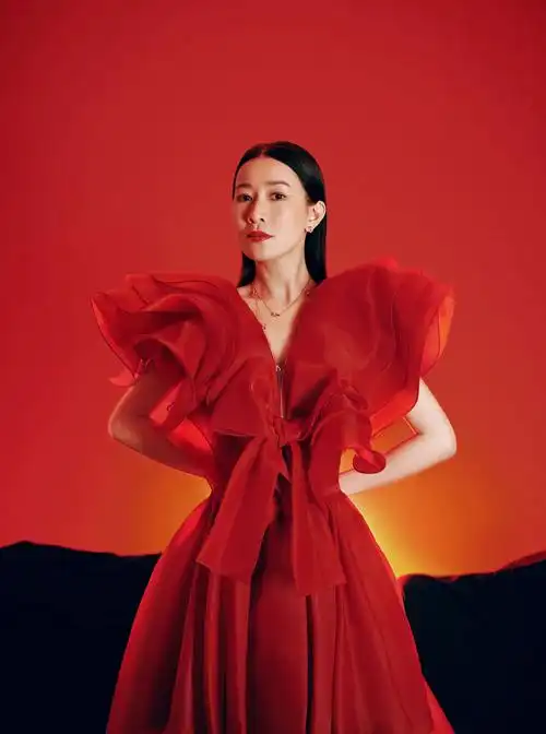 佘诗曼也被时光遗忘了,45岁穿健身套装出镜,双腿纤细好少女