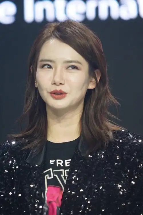 不过,最近戚薇出席活动,却被拍到了近镜大头照,真心不知道说什么好.