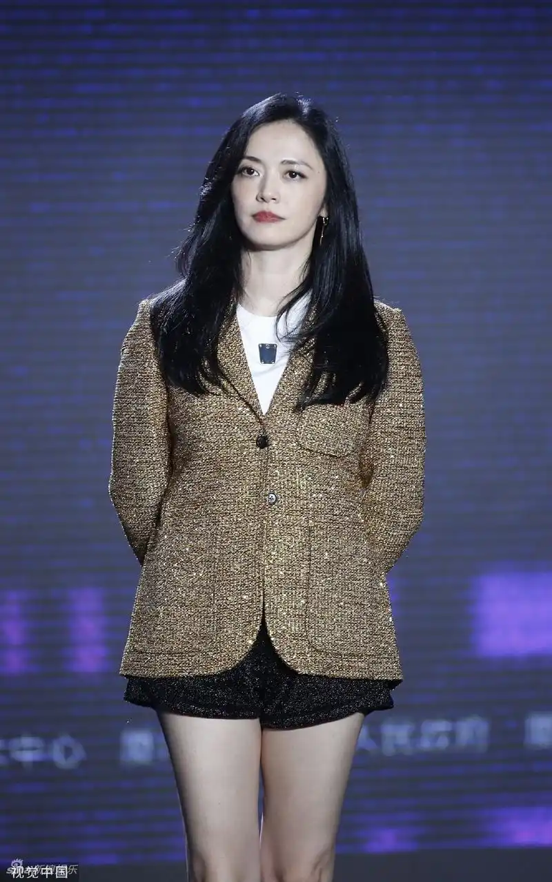 组图:姚晨出席金鸡奖电影创投大会 穿金色亮片西装端庄优雅