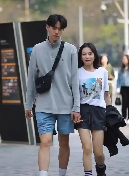 情侣也有很不错的身高差,女孩大概是160cm左右,而男孩应该比她高25cm