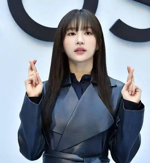 韩国知名女星,婚礼嘉宾造型,引韩网友热议,她的穿搭不适合