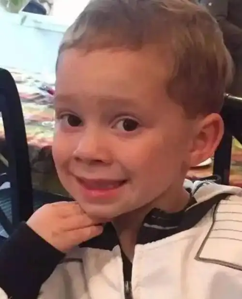 美国"假笑男孩"开了微博!海量表情包,拿走不谢!