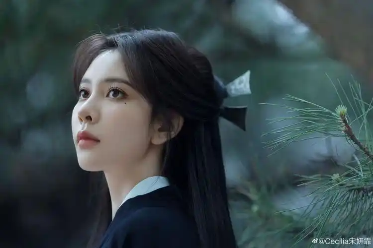 宋妍霏古装大片来啦! 黑衣执伞,又清冷又酷飒的侠女来啦!